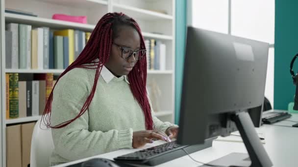Donna Africana Con Capelli Intrecciati Studente Utilizzando Computer Presso Biblioteca — Video Stock