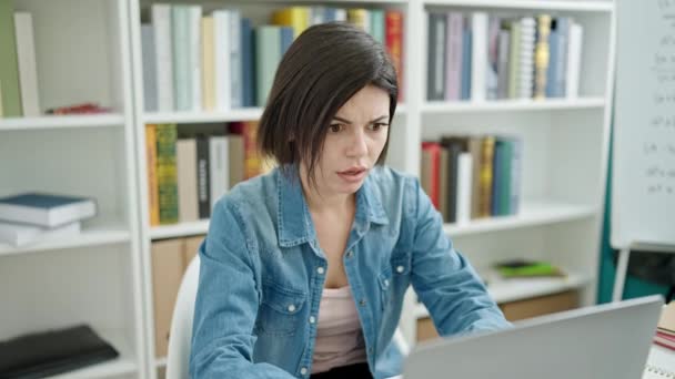 Jovem Caucasiana Estudante Usando Laptop Estressado Sala Aula Universidade — Vídeo de Stock