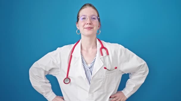 Νεαρή Ξανθιά Γυναίκα Γιατρός Χαμογελά Σίγουρος Λέγοντας Ναι Κεφάλι Πάνω — Αρχείο Βίντεο