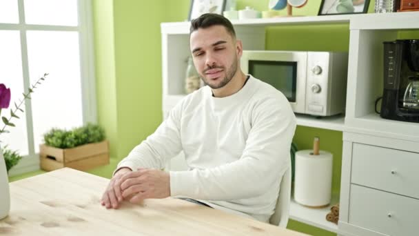 Joven Hombre Hispano Sonriendo Confiado Sentado Mesa Comedor — Vídeos de Stock