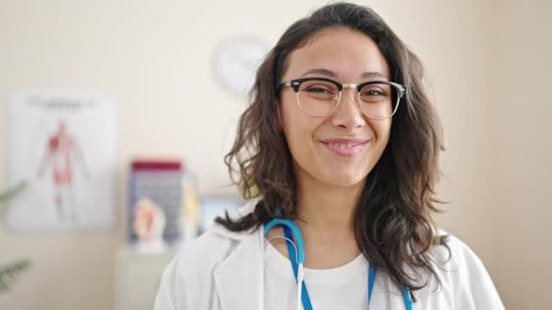 Mladá Krásná Hispánská Žena Lékař Usměvavý Jistý Stojící Klinice — Stock video