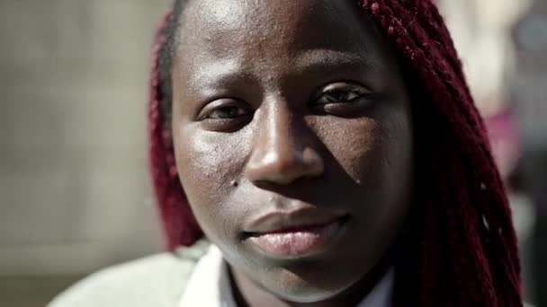 Örgülü Saçlı Afrikalı Kadın Sokakta Ciddi Bir Ifadeyle Ayakta Duruyor — Stok video