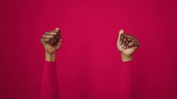 Afrikkalainen Amerikkalainen Nainen Osoittaa Tyhjä Tila Tekee Peukalot Yli Eristetty — kuvapankkivideo