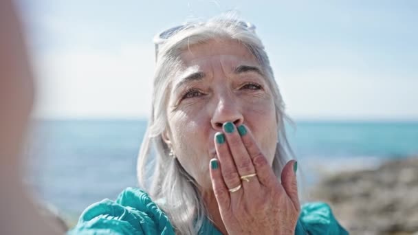 中世白髪の女観光客作る自画撮りによってザカメラ接吻によってビーチ — ストック動画