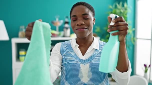 Mujer Afroamericana Sonriendo Confiada Sosteniendo Productos Limpios Comedor — Vídeo de stock