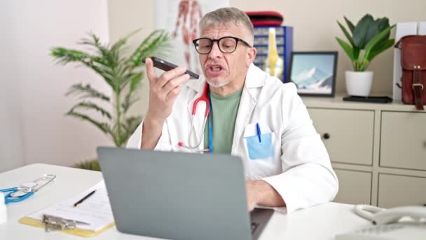 Médico Cabelos Grisalhos Meia Idade Usando Laptop Enviando Mensagem Voz — Vídeo de Stock