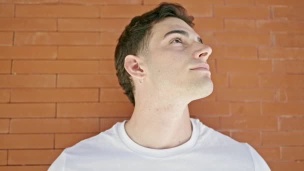 Jonge Spaanse Man Kijkt Naar Zijkant Met Serieuze Uitdrukking Geïsoleerde — Stockvideo