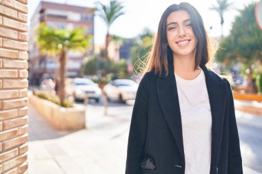 Sokakta kendine güvenen güzel İspanyol bir kadın.