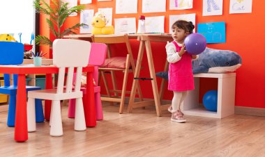 Anaokulunda top oynayan sevimli İspanyol kız.