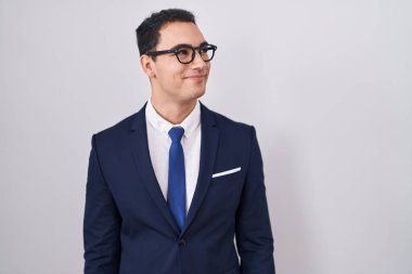 Genç İspanyol takım elbiseli ve kravatlı adam gülümseyip yan tarafa bakıyor ve düşünüyor.. 