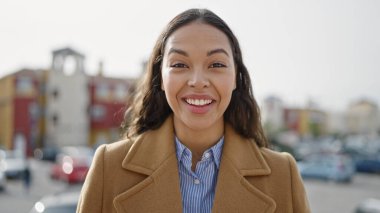 Sokakta kendine güvenen güzel İspanyol kadın.