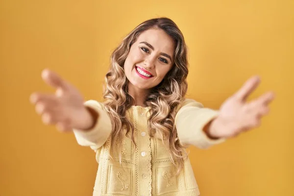 Mulher Caucasiana Jovem Sobre Fundo Amarelo Olhando Para Câmera Sorrindo — Fotografia de Stock