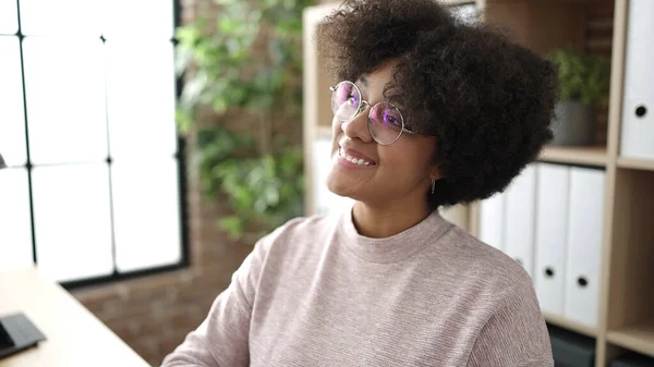 Jong Afrikaans Amerikaans Vrouw Zakenman Glimlachen Zelfverzekerd Zitten Tafel Kantoor — Stockfoto