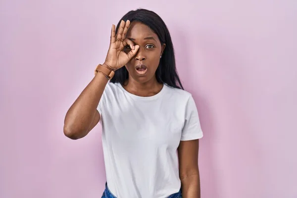 Une Jeune Femme Africaine Portant Shirt Blanc Décontracté Faisant Geste — Photo
