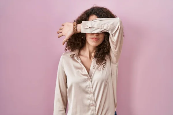 Hispanic Woman Curly Hair Standing Pink Background Covering Eyes Arm — Foto de Stock