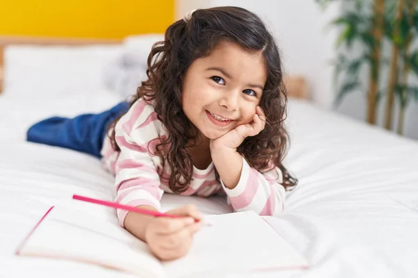Adorable Chica Hispana Escribiendo Cuaderno Acostada Cama Dormitorio —  Fotos de Stock
