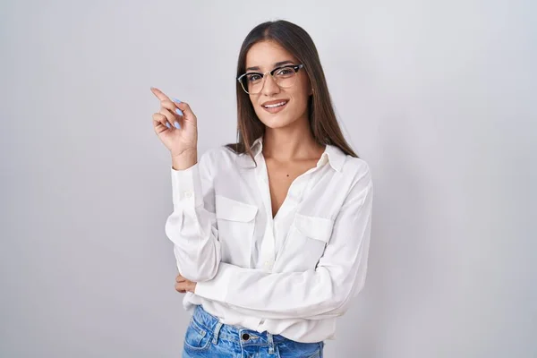 Mujer Morena Joven Con Gafas Con Una Gran Sonrisa Cara —  Fotos de Stock