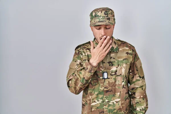 Joven Hispano Vestido Con Uniforme Camuflaje Del Ejército Aburrido Bostezaba — Foto de Stock