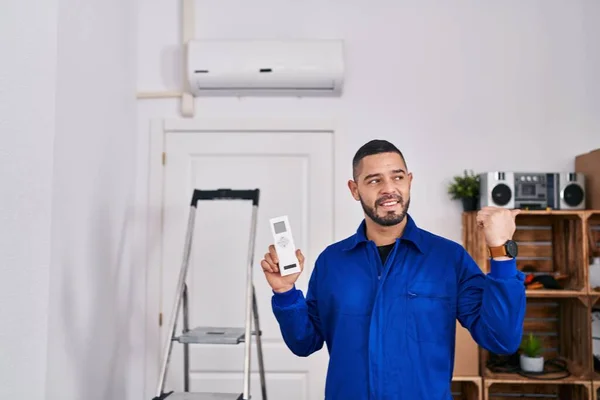Hispanische Reparaturfirma Arbeitet Mit Klimaanlage Und Zeigt Mit Dem Daumen — Stockfoto