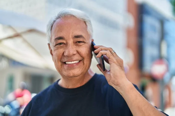Μεσήλικας Γκριζομάλλης Άντρας Χαμογελά Αυτοπεποίθηση Μιλώντας Στο Smartphone Στο Δρόμο — Φωτογραφία Αρχείου