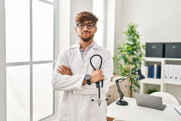 Young Arab Man Wearing Doctor Uniform Standing Arms Crossed Gesture — Stock Photo, Image