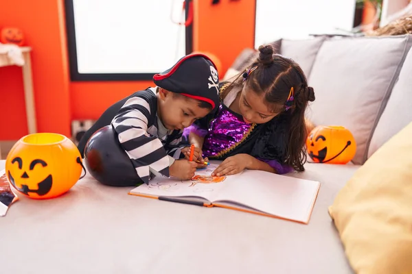 Roztomilý Chlapec Dívka Halloween Party Kreslení Notebook Doma — Stock fotografie