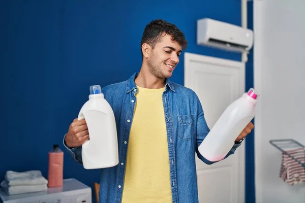 Çamaşır Odasında Çamaşır Deterjanı Şişeleriyle Çamaşır Yıkayan Spanyol Genç Adam — Stok fotoğraf