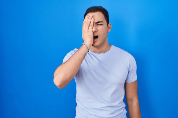Young Hispanic Man Standing Blue Background Yawning Tired Covering Half — Stock Photo, Image