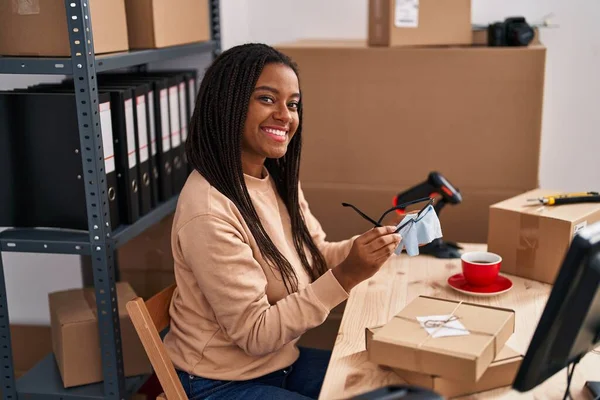 Afrikanisch Amerikanisch Frau Ecommerce Business Worker Putzen Brille Büro — Stockfoto