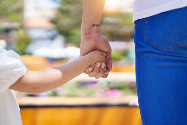 Father Daughter Standing Hands Together Park — Stock Photo, Image