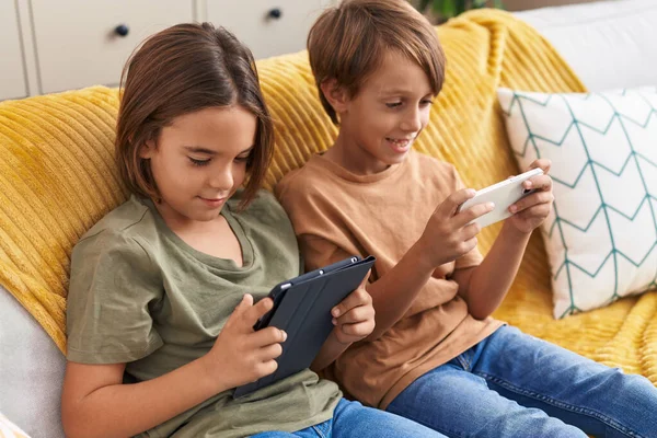 Adoráveis Meninos Usando Smartphone Touchpad Sentado Sofá Casa — Fotografia de Stock