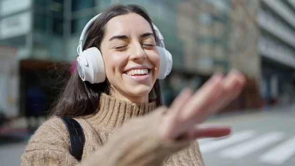 Joven Mujer Hispana Hermosa Escuchando Música Bailando Calle — Foto de Stock