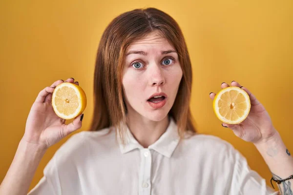 Vacker Kvinna Som Håller Citroner Chockansikte Ser Skeptisk Och Sarkastisk — Stockfoto