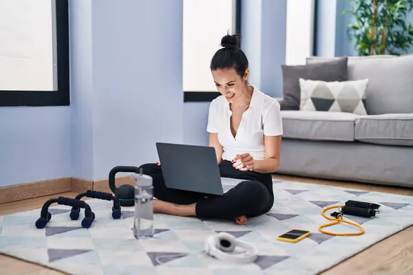 Genç Beyaz Kadın Spor Laptopunu Evde Yerde Otururken Kullanıyor — Stok fotoğraf