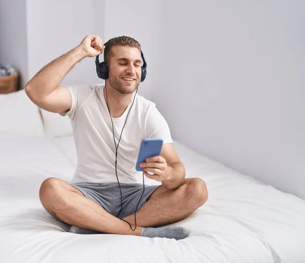 Young Caucasian Man Dancing Listening Music Sititng Bed Bedroom — Foto de Stock