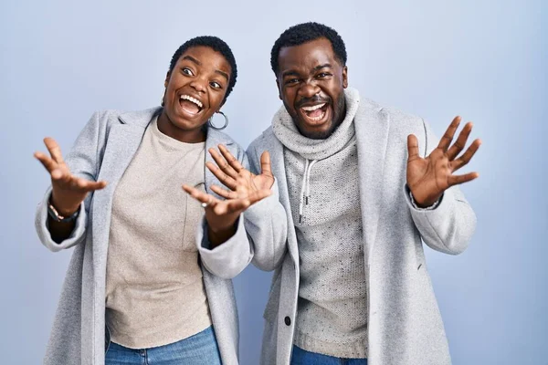 Mladý Africký Americký Pár Stojící Nad Modrým Pozadím Společně Oslavují — Stock fotografie