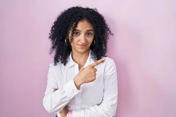 Hispanic Woman Curly Hair Standing Pink Background Pointing Hand Finger — Stockfoto