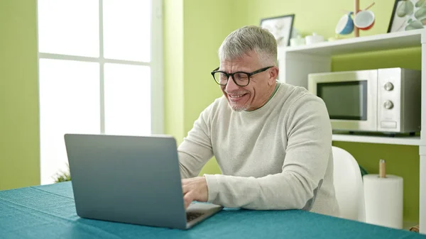 Hombre Pelo Gris Mediana Edad Usando Portátil Sentado Mesa Casa —  Fotos de Stock