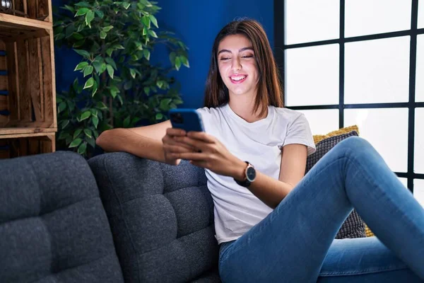 Mujer Hispana Hermosa Joven Usando Teléfono Inteligente Sentado Sofá Casa — Foto de Stock