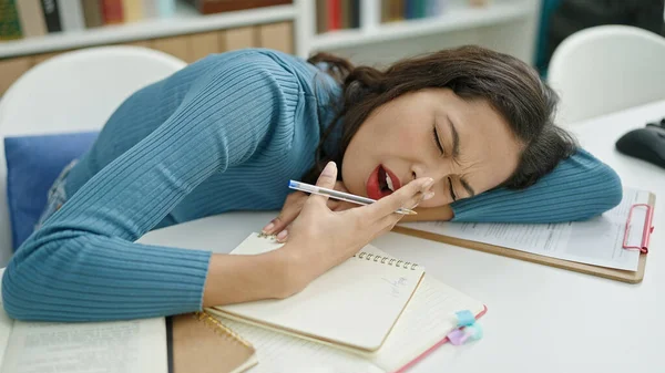 年轻美丽的惊慌失措的女学生在大学课堂上写着疲惫的笔记 — 图库照片