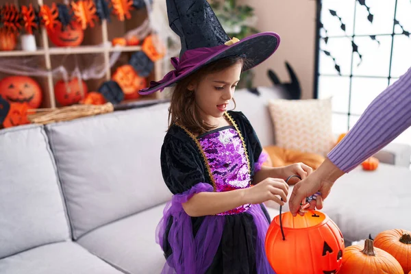 Imádnivaló Spanyol Lány Hogy Halloween Party Kap Édességet Otthon — Stock Fotó