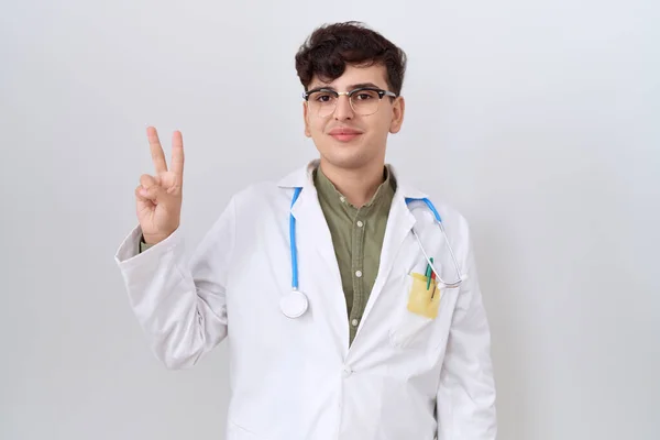 Junger Mann Arztuniform Und Stethoskop Zeigt Mit Finger Nummer Zwei — Stockfoto