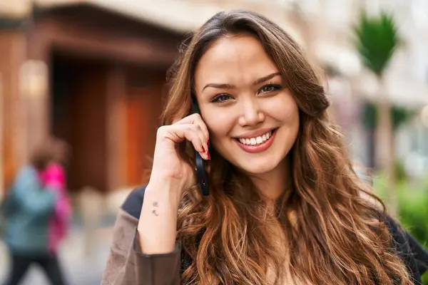 Νέα Όμορφη Ισπανόφωνη Γυναίκα Χαμογελά Αυτοπεποίθηση Μιλώντας Στο Smartphone Στο — Φωτογραφία Αρχείου