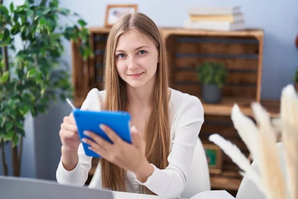 Молодая Белая Женщина Использует Ноутбук Тачпад Стилизацию Дома — стоковое фото