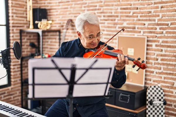 Senior Man Muzikant Viool Spelen Muziekstudio — Stockfoto
