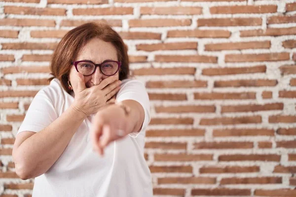 Mujer Mayor Con Gafas Pie Sobre Pared Ladrillos Riéndose Señalando —  Fotos de Stock