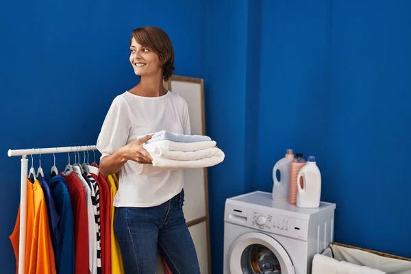 Young Beautiful Hispanic Woman Smiling Confident Holding Folded Towels Laundry — Stock Photo, Image