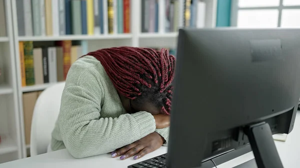 Αφρικανή Κοτσίδα Φοιτήτρια Που Κοιμάται Υπολογιστή Στη Βιβλιοθήκη Του Πανεπιστημίου — Φωτογραφία Αρχείου