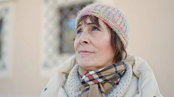 Reife Hispanische Frau Steht Mit Ernstem Gesichtsausdruck Auf Der Straße — Stockfoto