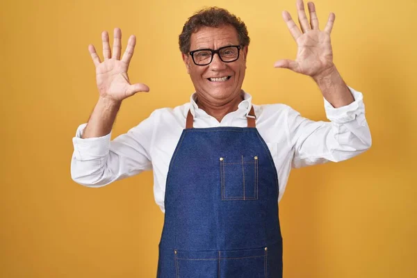 Orta Yaşlı Spanyol Bir Adam Profesyonel Aşçı Önlüğü Giyer Parmaklarıyla — Stok fotoğraf
